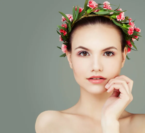 Chica Perfecta Con Piel Sana Flores Sobre Fondo Gris Con — Foto de Stock