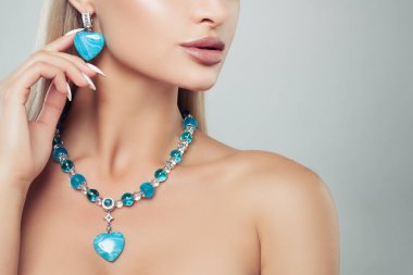 Güzel kadın modeli ile turkuaz takı kolye ve küpe