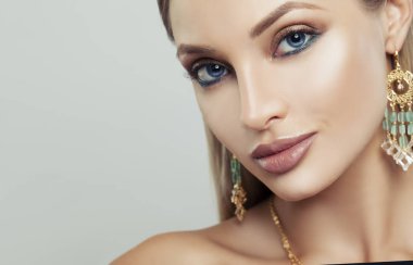 Gri arka plan, portre portre yüzünde güzel kadın