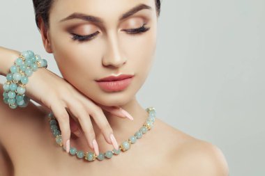 Kadın yüzü portre. Manikür, bijou ve makyaj. Güzel kız portre