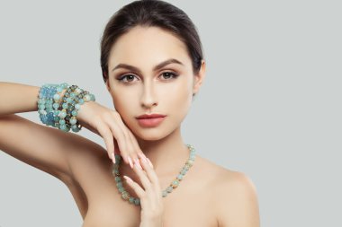 Makyaj, manikür takı bilezik ve kolye ile genç ve güzel kadın