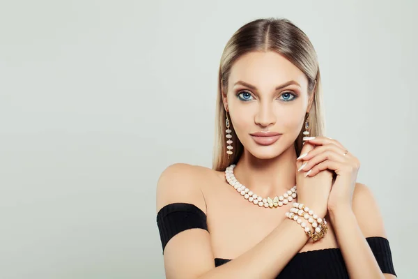 Perfecte Jonge Vrouw Met Make Sieraden Ketting Oorbellen Grijze Achtergrond — Stockfoto