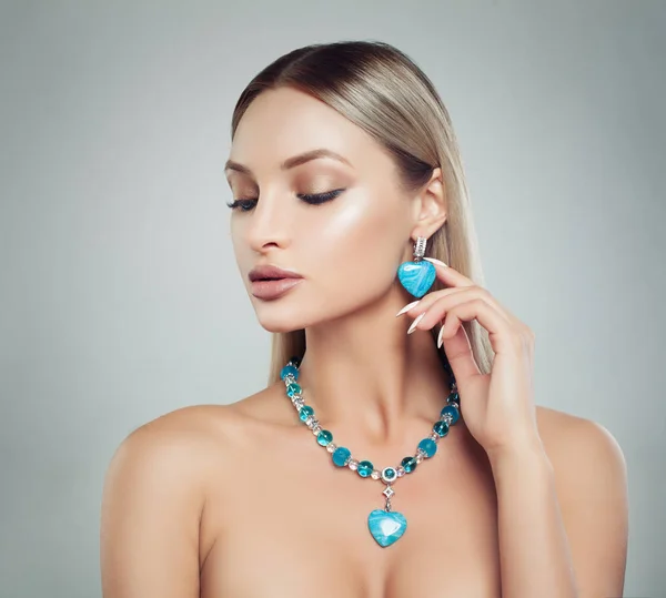 Mooie Blonde Vrouw Sieraden Ketting Oorbellen Met Diamanten Turkoois Edelsteen — Stockfoto