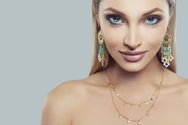 Módní Portrét Blond Ženy Dekorativní Kosmetika Šperky Náhrdelník Tvář Closeup — Stock fotografie