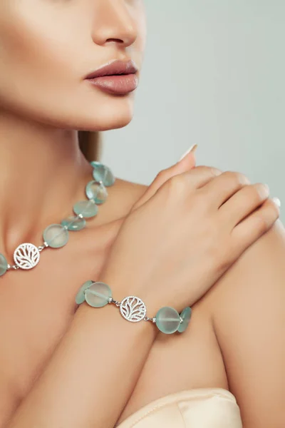 Pulseira Prata Colar Com Pedras Semipreciosas Corpo Feminino — Fotografia de Stock