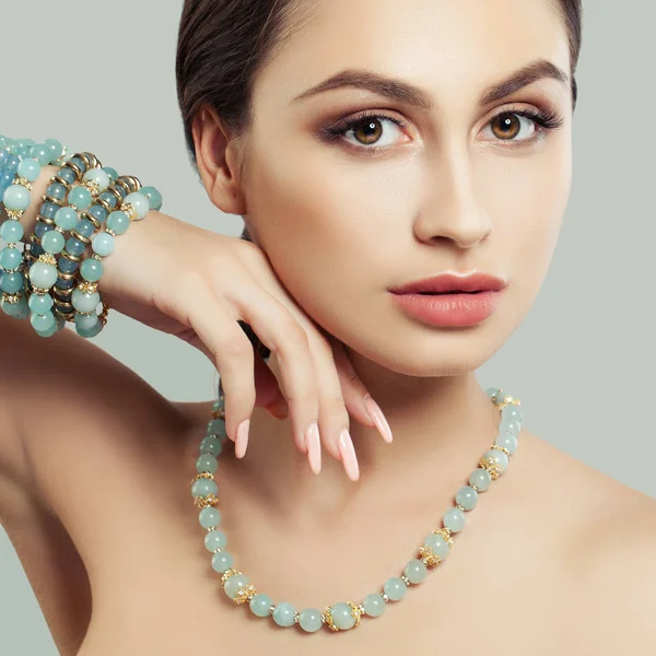 Söta Kvinnliga Ansikte Närbild Elegant Mode Modell Kvinna Smycken Halsband — Stockfoto