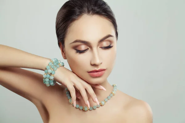 Cara Mujer Linda Maquillaje Collar Pulsera Ojos Cerrados —  Fotos de Stock