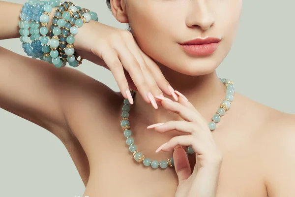 Sieraden Aan Vrouwelijke Kant Natuurlijke Kleur Nagels Roze Lippen Blauwe — Stockfoto