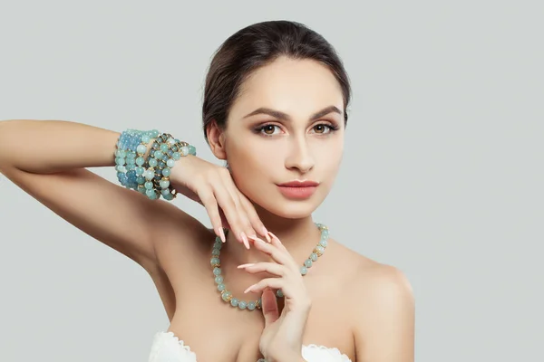 Bella Modello Femminile Con Trucco Moda Collana Bracciale — Foto Stock