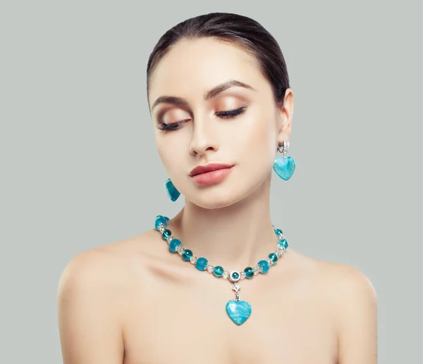 Mooie Brunette Vrouw Blauwe Sieraden Ketting Oorbellen Met Diamanten Jasper — Stockfoto