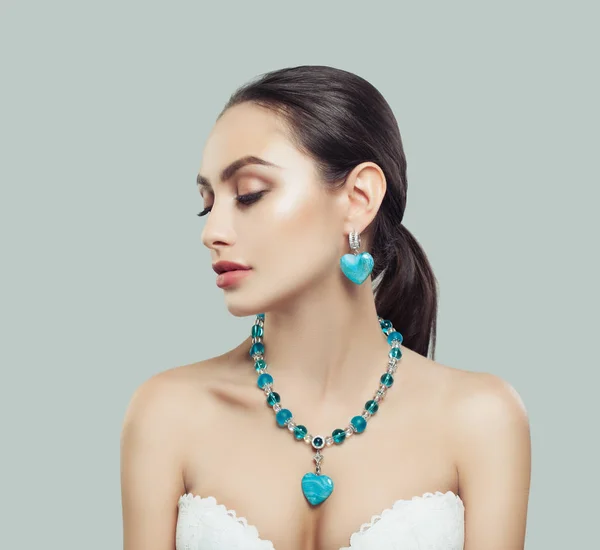 Leuke Jonge Vrouw Met Make Zilveren Ketting Oorbellen Met Diamant — Stockfoto