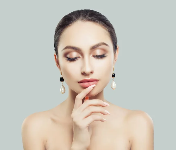 Femme Pensante Avec Maquillage Des Bijoux Parfaits — Photo