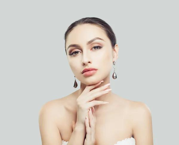 Atrakcyjna Młoda Kobieta Makijażu Manicure Biżuteria Kolczyki — Zdjęcie stockowe