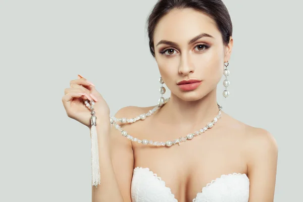 Mulher Elegante Com Maquiagem Jóias Pérola Colar Brincos Com Pérolas — Fotografia de Stock