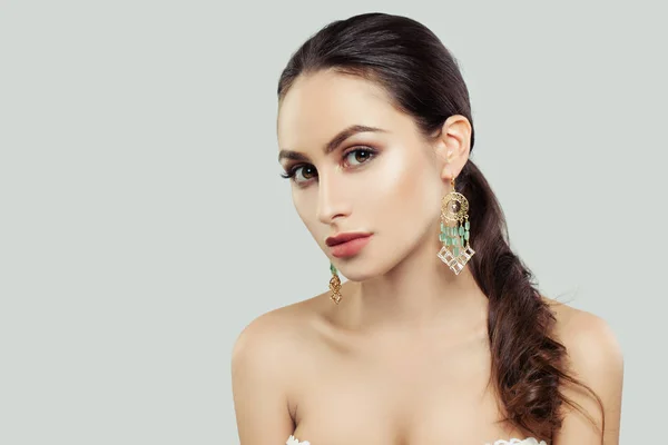 Młoda Kobieta Zdrowej Skóry Makijaż Zdrowa Fryzura Biżuteria — Zdjęcie stockowe