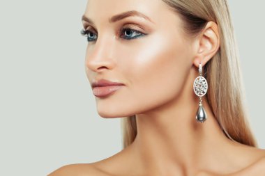 Kadın yüzü portre. Makyaj ve inci küpe kadın ile