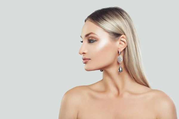 Vacker Kvinna Face Närbild Kvinna Med Perfekt Makeup Och Pärlor — Stockfoto