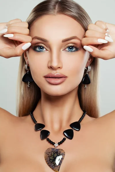Cara Femenina Perfecta Mujer Con Maquillaje Manicura Cabello Rubio Joyería —  Fotos de Stock