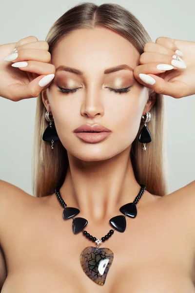 Hermosa Cara Mujer Primer Plano Mujer Con Maquillaje Manicura Cabello —  Fotos de Stock