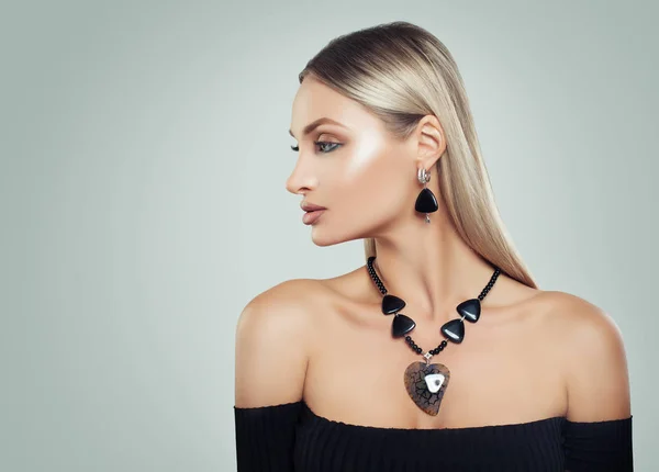 Elegant Kvinna Med Blont Hår Smink Och Smycken Silver Halsband — Stockfoto