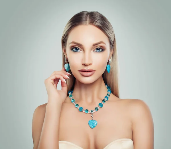 Eleganta Kvinnan Mode Modell Med Smink Och Smycken Silver Halsband — Stockfoto
