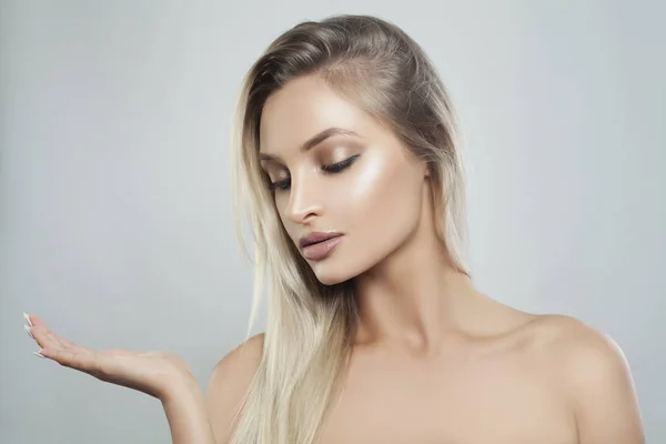 Junge Perfekte Frau Mit Natürlichem Make Gesunder Haut Und Blonden — Stockfoto