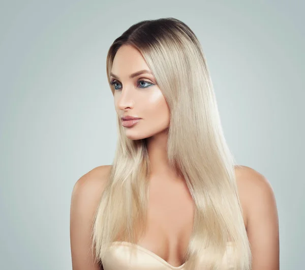 Mooie Vrouw Met Frisse Huid Gezonde Blonde Haren Gezichtsbehandeling Cosmetologie — Stockfoto