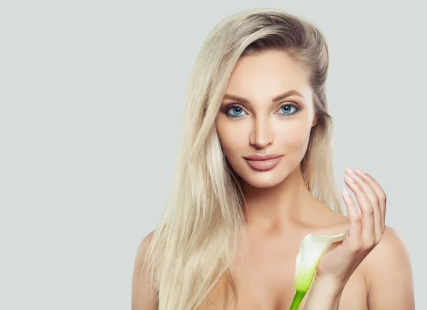 Krásná Mladá Žena Čisté Kůže Blond Vlasy Péče Obličej Krásy — Stock fotografie