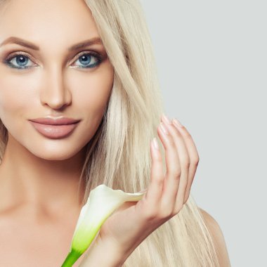 Temiz cilt, sağlıklı sarı saçlı ve Lily çiçekler güzel kadın yüzü. Mükemmel Spa kadın portre. Yüz tedavi, kozmetik, Güzellik, Cilt Bakımı ve Spa