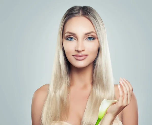 Jovem Mulher Sorridente Com Pele Limpa Cabelo Saudável Flores Brancas — Fotografia de Stock