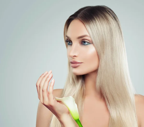 Belle Jeune Femme Avec Une Peau Propre Fraîche Des Cheveux — Photo