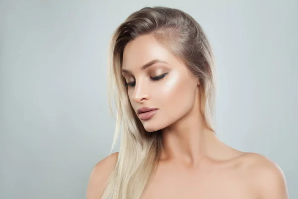 Mulher Bonita Com Pele Fresca Cabelo Loiro Saudável Tratamento Facial — Fotografia de Stock