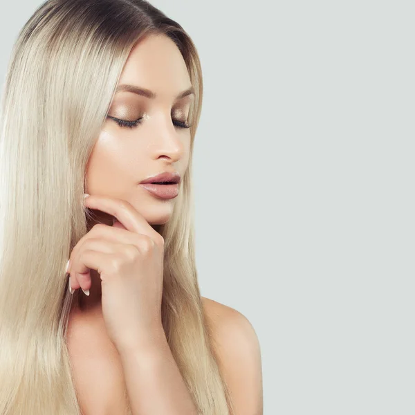 Mooie Jonge Vrouw Met Schone Frisse Huid Blonde Haren Denken — Stockfoto