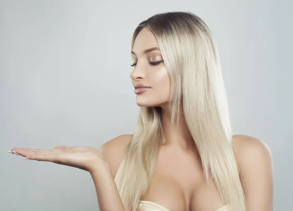 Roztomilý Blond Žena Spa Model Zdravou Kůži Dlouhé Vlasy Přírodní — Stock fotografie