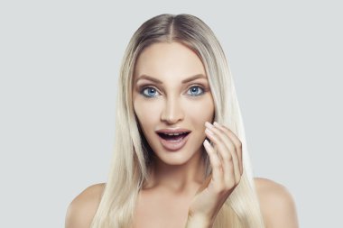 Temiz cilt, sarı saçlı ve açık ağzı ile çekici kadın Spa modeli. Sürpriz Model beyaz arka plan üzerinde. Ürün yerleştirme ve pazarlama kavramı reklam.