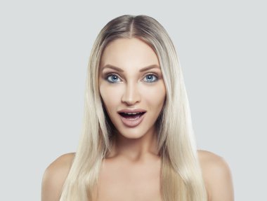 Kadın Spa Model temiz cilt, doğal makyaj, sarı saçlı ve açık ağzı ile şaşırttı. Beyaz arka plan üzerinde Spa modeli. Ürün yerleştirme ve pazarlama kavramı reklam. Etkileyici yüz ifadeleri.