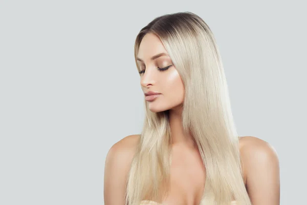 Femme Parfaite Avec Une Peau Fraîche Longs Cheveux Blonds Sains — Photo