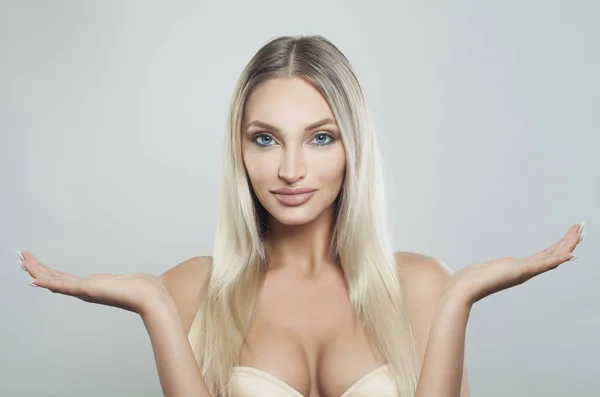 Krásné lázeňské Model žena ukazuje prázdný kopírovat prostor — Stock fotografie