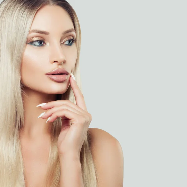 Perfecte jonge vrouw met gezonde huid en Blonde haren denken — Stockfoto