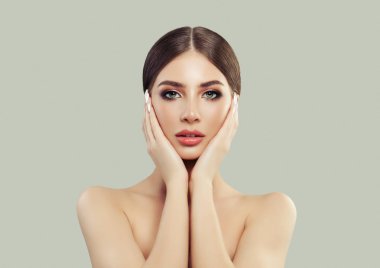 Onun yüzünü onun elinde tutan güzel ve genç birbayan. Plastik cerrahi ve yüz tedavi kavramı