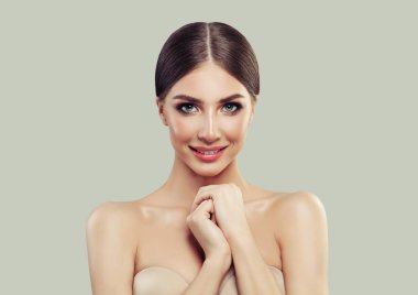 Mutlu kadın Spa modeli ile sağlıklı cilt. Sağlık, kozmetik, kadın güzellik, Cilt Bakımı ve Spa konsept