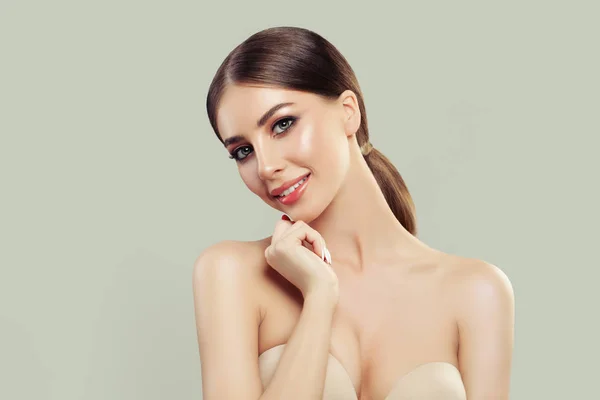 Mosolygó Spa Modell Egészséges Bőr Egyenes Haj Arckezelés Kozmetika Szépség — Stock Fotó