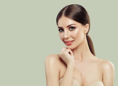Mutlu kız Spa modeli gülümseyen güzellik portresi