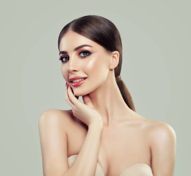 Sağlıklı cilt ve düz saç sevimli gülümseyen kadın Spa modeli. Yüz tedavi, kozmetik, Güzellik, Cilt Bakımı ve Spa