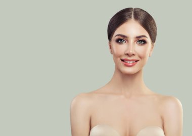 Sevimli genç kadın gülümsüyor. Yüz tedavi, kozmetik, Güzellik, Cilt Bakımı ve Spa portre