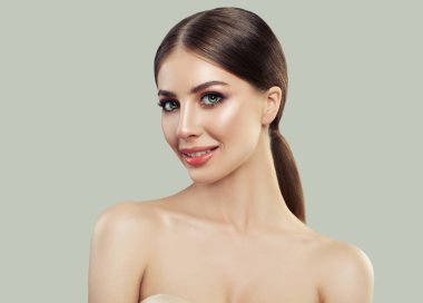 Sağlıklı kadın gülümsüyor. Açık cilt ve mükemmel saç modeli. Yüz tedavi, kozmetik, Güzellik, Cilt Bakımı ve spa