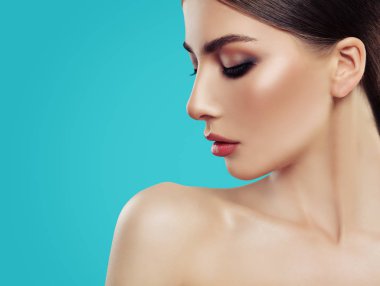 Kopya alanı reklam pazarlama kavramı ve ürün yerleşimi için renkli mavi zemin üzerine güzel kadın yüzü. Güzellik, nemlendirici, yüz tedavi ve kozmetik