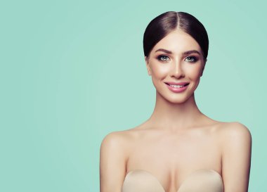 Güzel Spa modeli gülümseyen kadın kopya alanı reklam pazarlama kavramı ve ürün yerleşimi için renkli mavi zemin üzerine. Güzellik, nemlendirici, yüz tedavi ve Cosmetolog