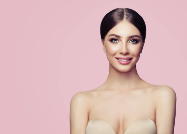 Sağlıklı bir cilt ile güzel gülümseyen kadın Spa modeli. Mükemmel kadın yüzü. Yüz tedavi, kozmetik, Güzellik, Cilt Bakımı ve Spa