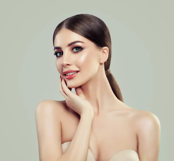 Sağlıklı Cilt Düz Saç Sevimli Gülümseyen Kadın Spa Modeli Yüz — Stok fotoğraf